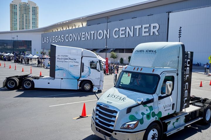 Battery-electric and fuel-cell trucks dominated the ride-and-drive, but it also included other emissions-reduction technologies, such as renewable natural gas. - Photo: ACT Expo/TRC Companies