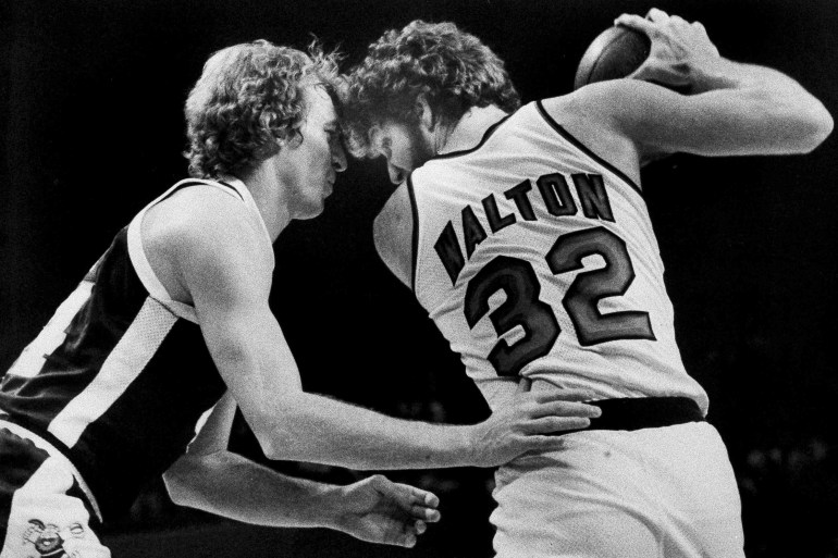 Bill Walton moves towards the basket in a 1978 NBA game