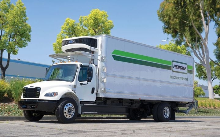 Penske Leasing Freightliner eM2 with Carrier Transicold electric refrigerated trailer.