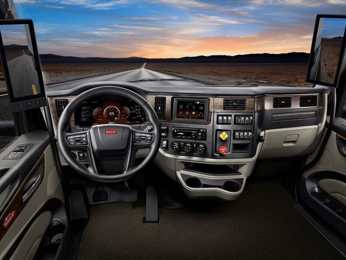 Drivers can opt for three different view layouts with the Peterbilt DVS-M system: Traditional, Panoramic or Expanded. - Photo: Peterbilt