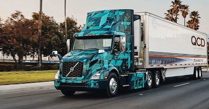 Volvo VNR Electric tractor pulling trailer