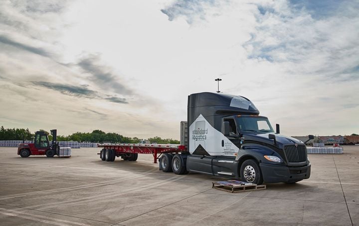 Standard Logistics has a versatile fleet (dry van, flatbed, tanker, pneumatics) with more than 20 locations across the country and more than 400 drivers. - Photo: Standard Logistics