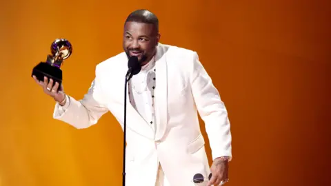 Getty Images Terius "The-Dream" Gesteelde-Diamant accepts the Best R&B Song award for “Cuff It” onstage during the 65th GRAMMY Awards