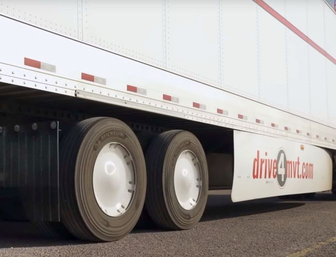 53-foot trailer with aerodynamic side skirts.