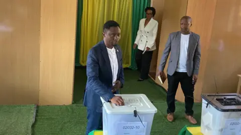 An image of opposition candidate Frank Habineza voting in Rwanda's capital city Kigali on 15 July