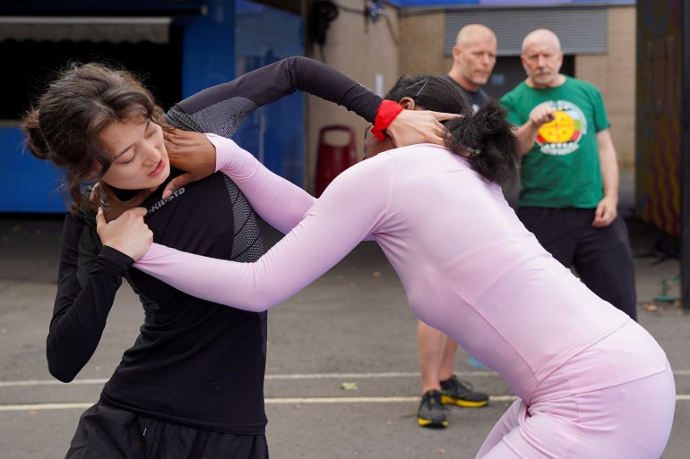 People take part in self defence classes lead by Stewart McGill, in London, Britain, August 10, 2024. REUTERS/Maja Smiejkowska