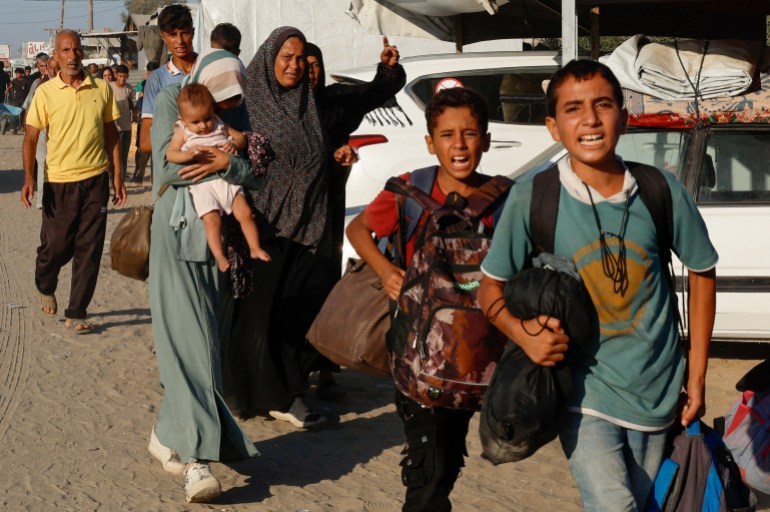 Displaced Palestinians make their way after fleeing the western part of Khan Younis, following an evacuation order by the Israeli army, amid Israel- Hams conflict, in the central part of Khan Younis, in the southern Gaza Strip, August 21, 2024. REUTERS/Mohammed Salem TPX IMAGES OF THE DAY