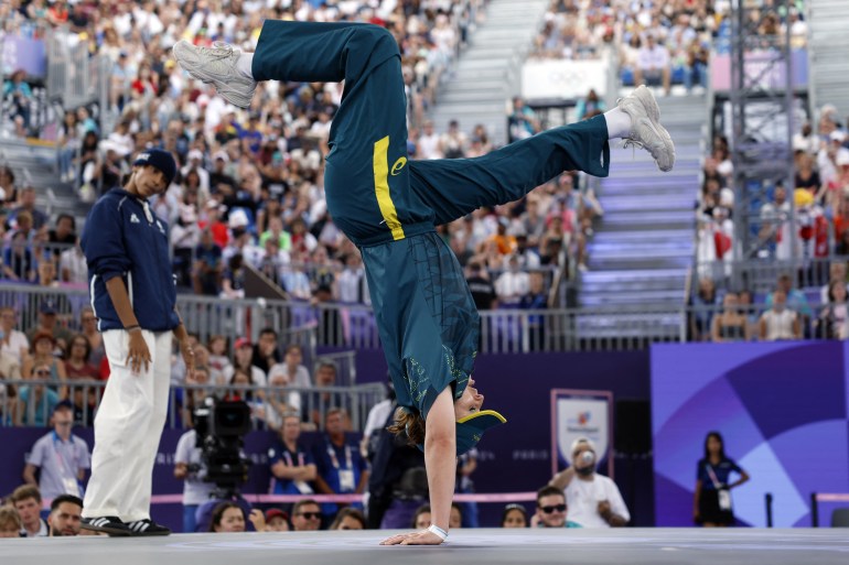 Australia's Rachael Gunn (R), known as Raygun competes against France's Sya Dembele