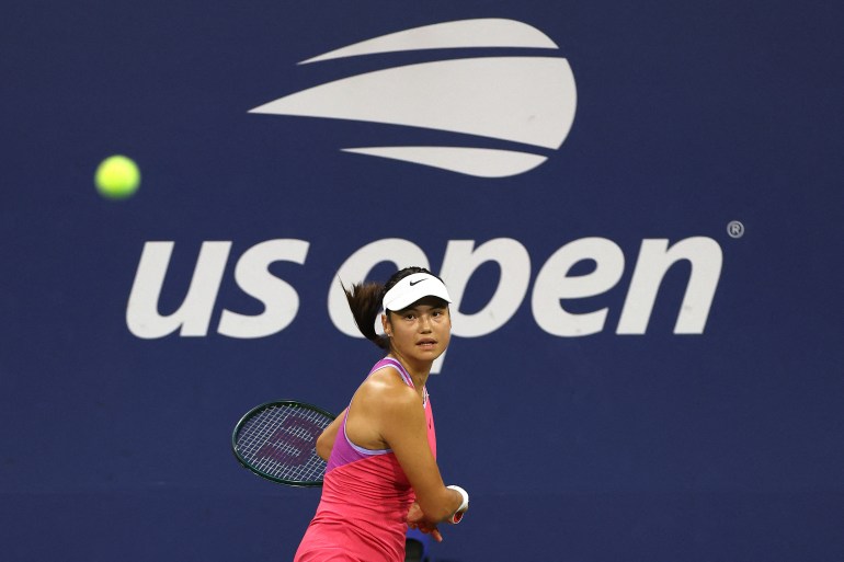 NEW YORK, NEW YORK - AUGUST 27: Emma Raducanu of Great Britain returns against Sofia Kenin of the United States during their Women's Singles First Round match on Day Two of the 2024 US Open at the USTA Billie Jean King National Tennis Center on August 27, 2024 in the Flushing neighbourhood of the Queens borough of New York City. Jamie Squire/Getty Images/AFP (Photo by JAMIE SQUIRE / GETTY IMAGES NORTH AMERICA / Getty Images via AFP)