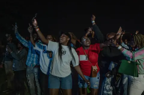 GUERCHOM NDEBO / AFP Fans wait for the beginning of the then cancelled concert by Congolese artist Fally Ipupa at the Ihusi Village in Goma on 16 August.