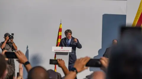 Getty Images Former President of the Generalitat of Catalonia Carles Puigdemont seen on stage defying the arrest warrant issued by the Spanish justice system