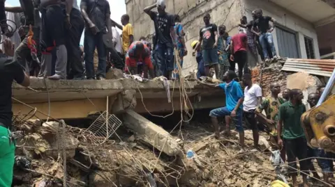 A building containing a primary school has collapsed in the Nigerian city of Lagos 