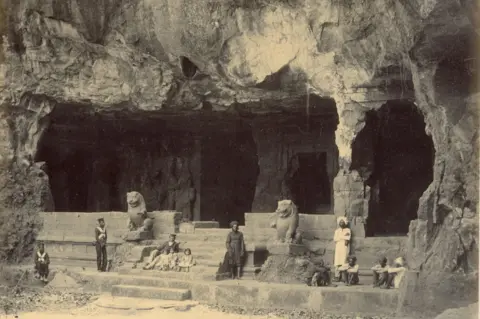 dag William Johnson and William Henderson
Caves of Elephanta – 5. The Northern Aisle 
Silver albumen print from wet collodion 
negative mounted on card, 1855–62