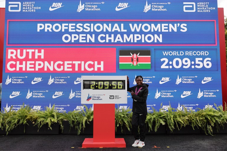 CHICAGO, ILLINOIS - OCTOBER 13: Ruth Chepngetich of Kenya poses with a clock after winning the 2024 Chicago Marathon professional women's division and setting a new world record with a time of 2:09:56 at Grant Park on October 13, 2024 in Chicago, Illinois. Michael Reaves/Getty Images/AFP (Photo by Michael Reaves / GETTY IMAGES NORTH AMERICA / Getty Images via AFP)