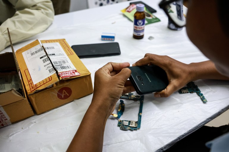 A Myanmar regime defector participates in a phone repair training near the Thailand-Myanmar border on November 2, 2024. [Valeria Mongelli/Al Jazeera]