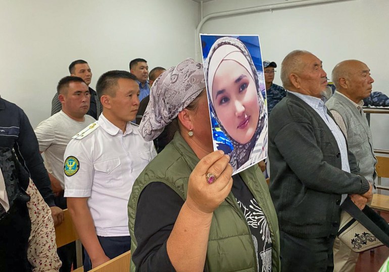 relatives posing with Mediyana photo at court-1729500428